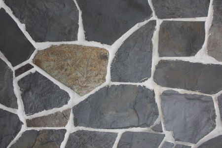 Prírodná štiepaná bridlica Nera Grigio hr. 1-2 cm, rozmer 10-40 cm