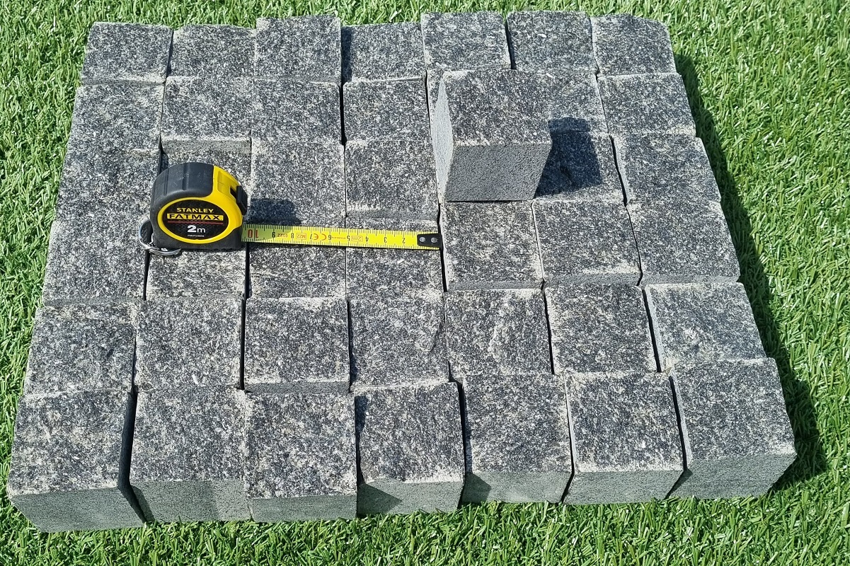 Čadičové čierne dlažobné kocky Gabbro 5x5 cm - 4 x rezaná