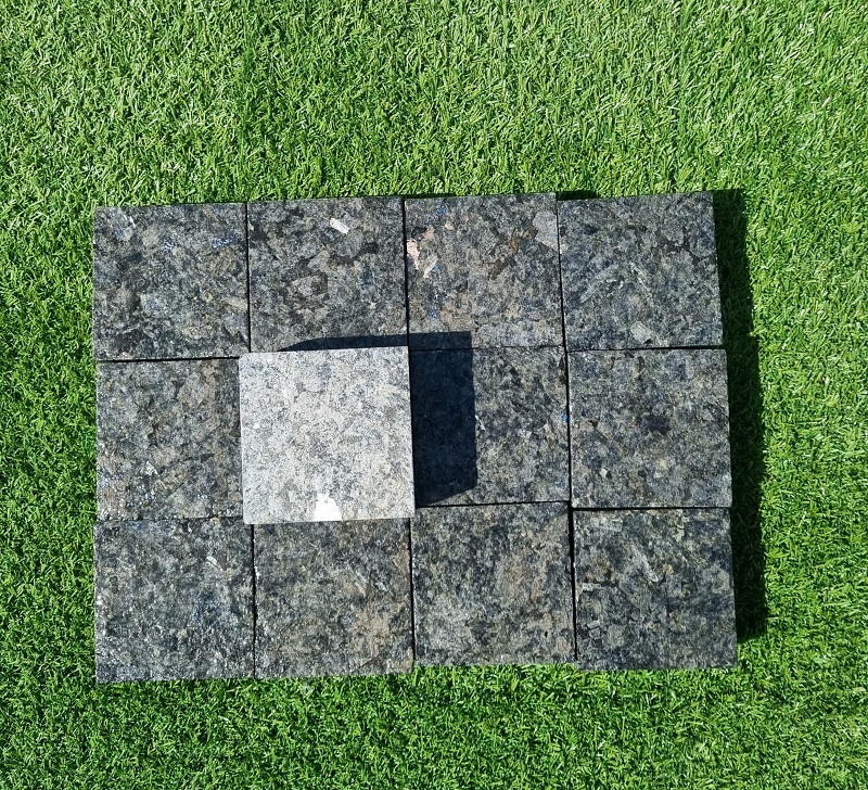 Labradorit dlažobné kocky 10x10x5 - antracit, vrch flambovaný