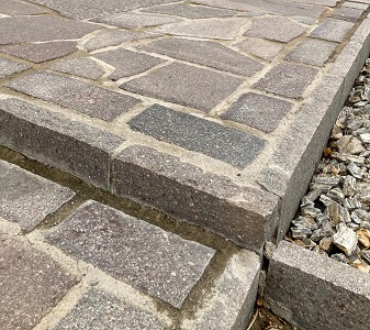 Prírodný porfýr Grigio Rosa, pravidelné tvary, hr. 3-5 cm