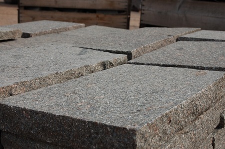 Prírodný porfýr Grigio Rosa, pravidelné tvary, hr. 3-5 cm I.