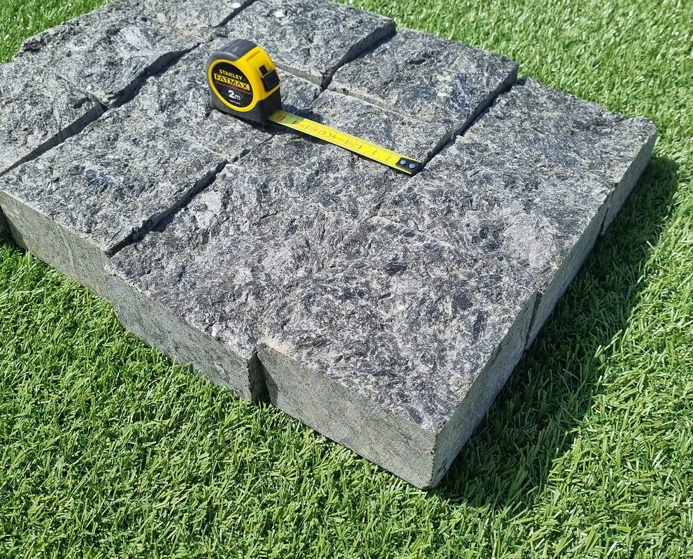 Labradorit dlažobné kocky 10x10x5 - antracit, 4 x rezaná