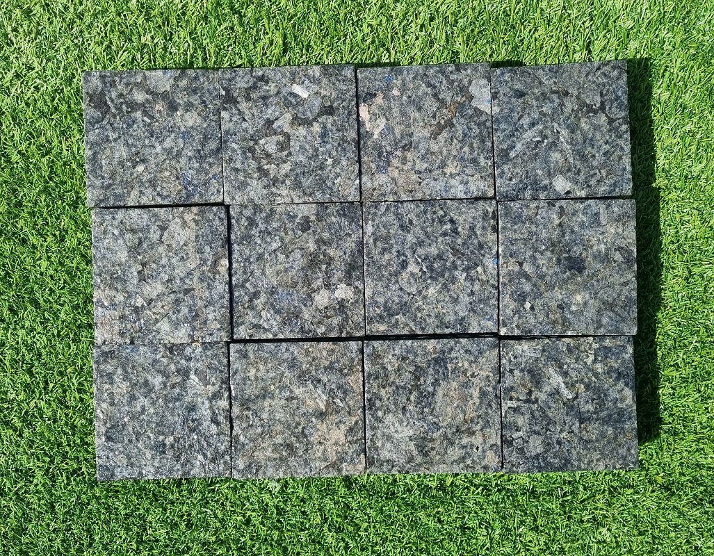 Labradorit dlažobné kocky 10x10x5 - antracit, vrch flambovaný