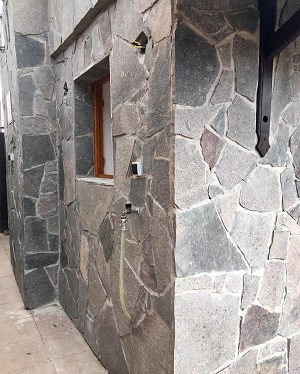 Prírodný porfýr Grigio Rosa, nepravidelné tvary, hr. 1-3 cm