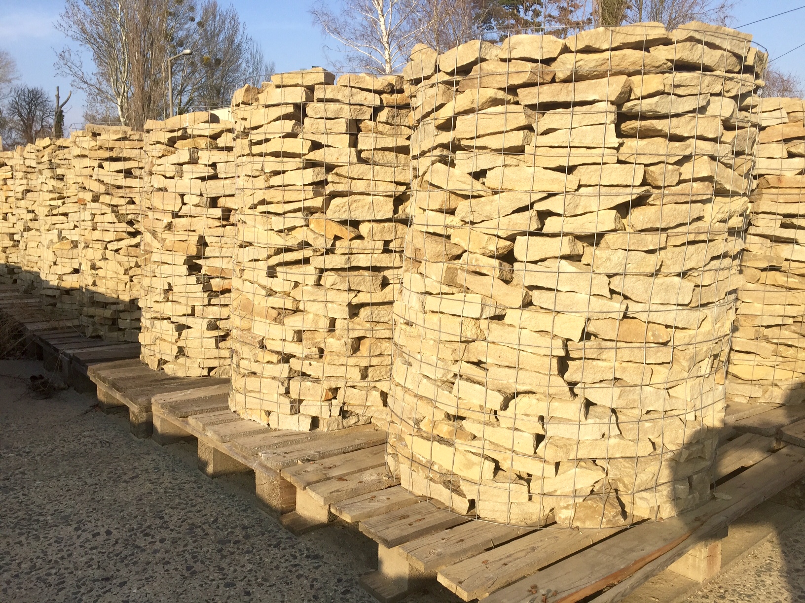 Prírodný pieskovec NELA - riadkový obklad / murovanie