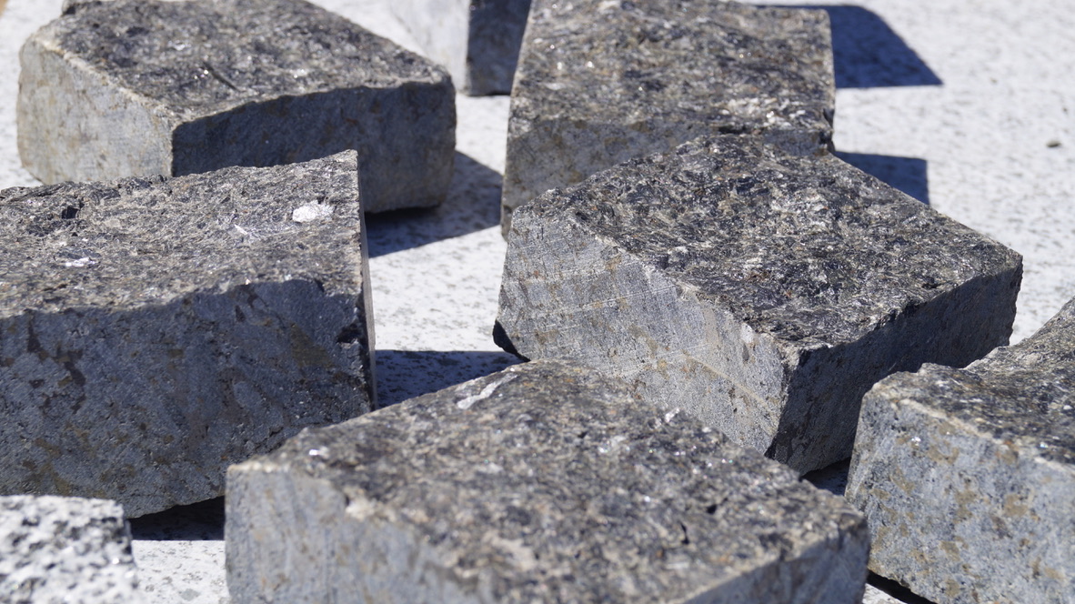Labradorit dlažobné kocky 10x10x5 - antracit, 4 x rezaná