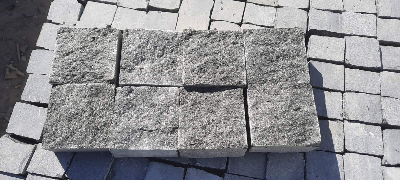 Čadičové čierne dlažobné kocky Gabbro 10x10 cm - 4 x rezaná