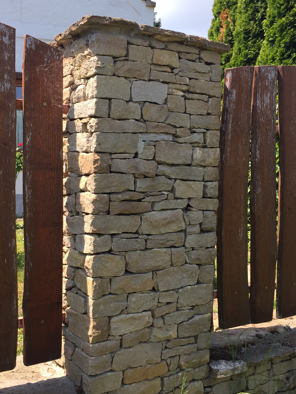 Prírodný pieskovec NELA - riadkový obklad / murovanie