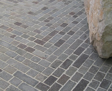 Prírodný porfýr Grigio Rosa, pravidelné tvary, hr. 3-5 cm