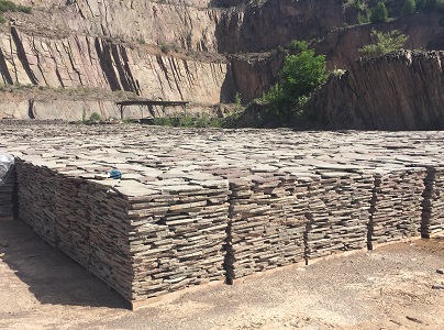 Prírodný porfýr Grigio Rosa, nepravidelné tvary, hr. 3-5 cm