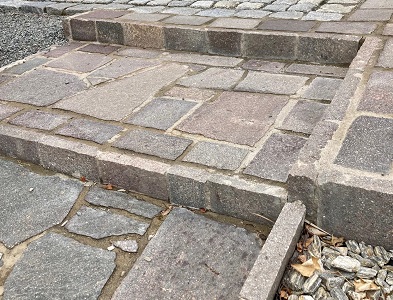 Prírodný porfýr Grigio Rosa, pravidelné tvary, hr. 3-5 cm