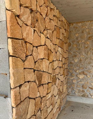 Prírodný štiepaný pieskovec Lara - hr. 3 cm, kyklopský  obklad