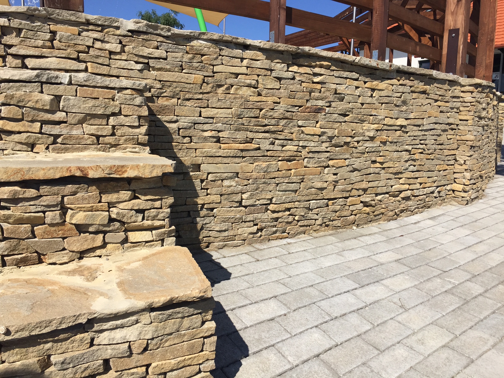 Prírodný pieskovec NELA - riadkový obklad / murovanie