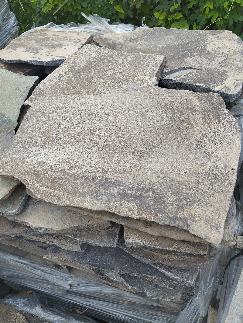 Andezit ŠLAPÁK - šedo-hnedý, nepravidelné tvary