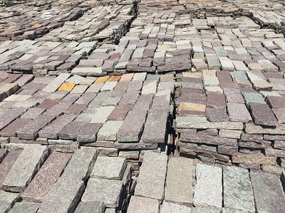 Prírodný porfýr Grigio Rosa, pravidelné tvary, hr. 3-5 cm