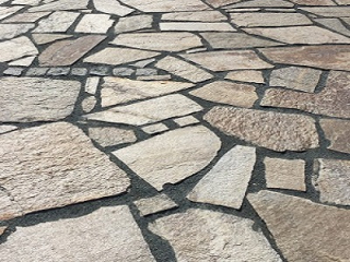 Prírodný kameň Rula Gold Brown, hr. 2-5 cm, nepravidelné tvary