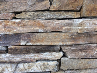 Prírodný štiepaný kameň Rula Gold Brown - murovanie