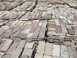 Prírodný porfýr Grigio Rosa, pravidelné tvary, hr. 1-3 cm