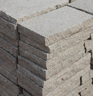 Prírodný porfýr Grigio Rosa, pravidelné tvary, hr. 3-5 cm I.